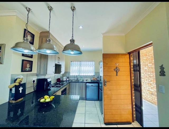 2 BEDROOM TOWNHOUSE FOR SALE IN SOUTH CREST